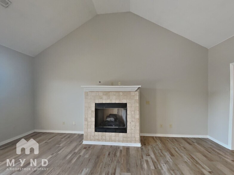 Building Photo - 805 Sand St