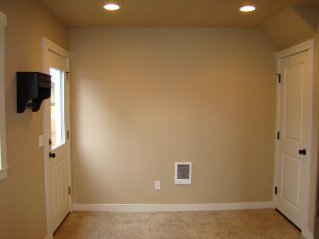 Building Photo - Charming 3 bedroom, 2 bath home