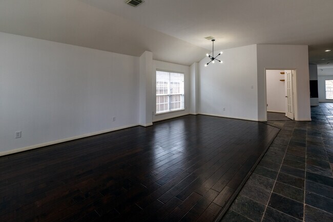 Building Photo - Stunning 4 beds 3 baths in Spring!