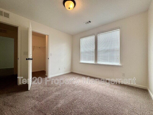 Building Photo - 5037 Lexington Ln