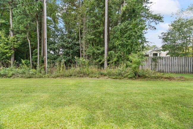 Building Photo - Charming Duplex – Lawn Care Included