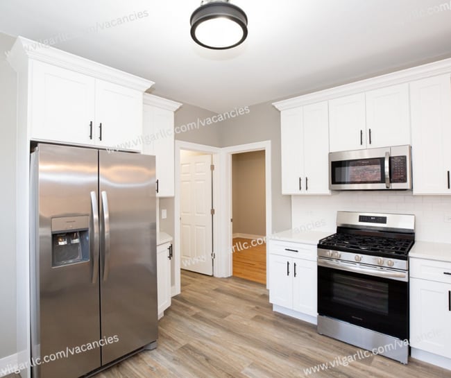 Building Photo - SPECIAL OPPORTUNITY – LARGE 6 BEDROOM RELATED-LIVING HOME