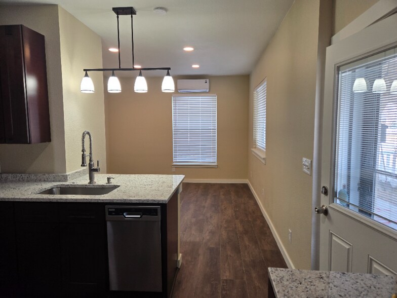 Building Photo - 105 Elbow Ct