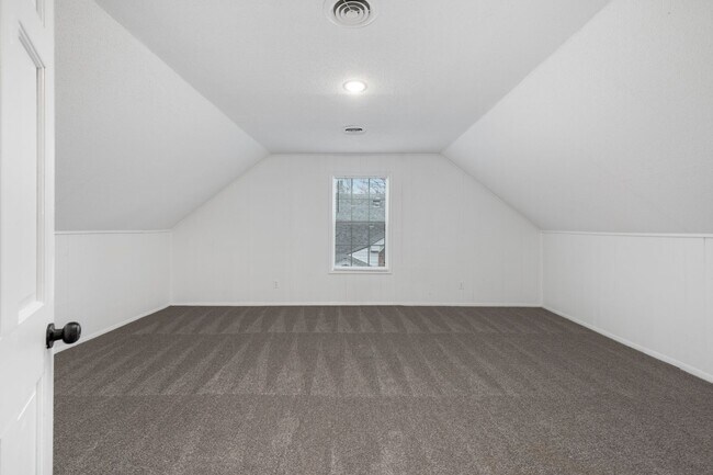 Building Photo - 5 bedroom 3 bath in Covington recently renovated just off the town square
