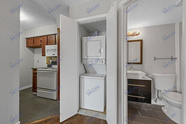 Building Photo - 9520 Royal Ln