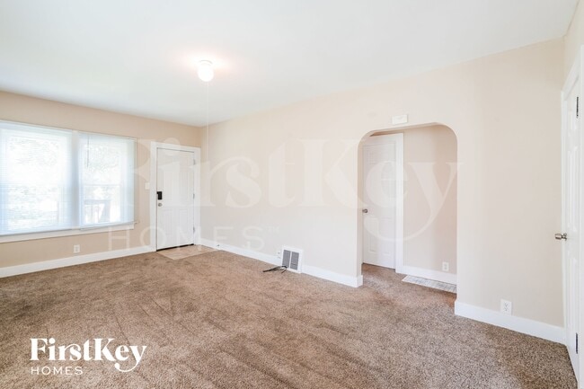 Building Photo - 410 Bangs St