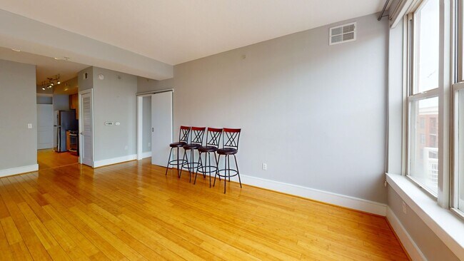 Building Photo - Chinatown 1,000 Square Foot PLUS W/Private Balcony, Fitness Center & More!