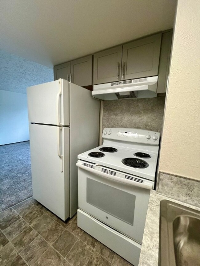 Building Photo - 1 BD Upper Level Apt - W/S/G Included Plea...