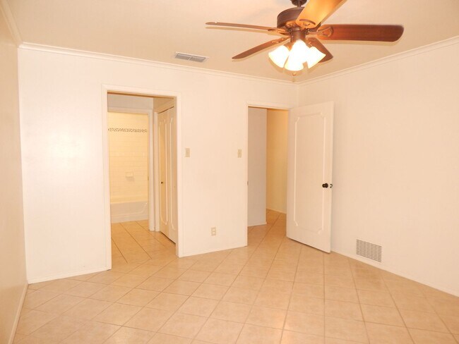 Building Photo - Spacious 3 Bedroom, 2 Bath Duplex in Tyler!