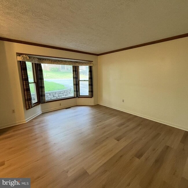 Building Photo - 15723 Edgewood Dr