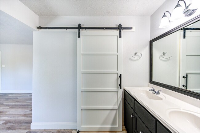 Building Photo - 235 E Castle Harbour Dr