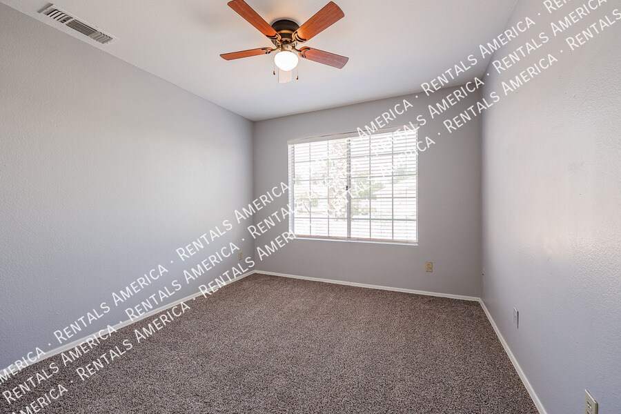 Building Photo - 5515 E Farmdale Ave