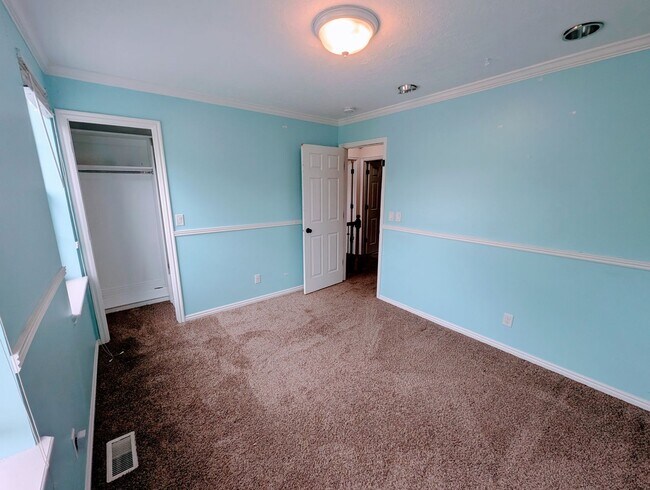 Building Photo - 749 Country Club Dr
