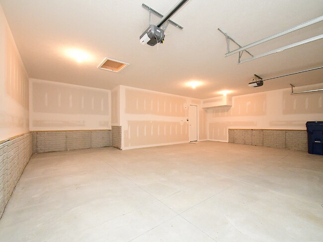 Building Photo - 8121 S 198th Ave