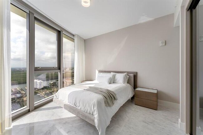 Building Photo - 15701 Collins Ave