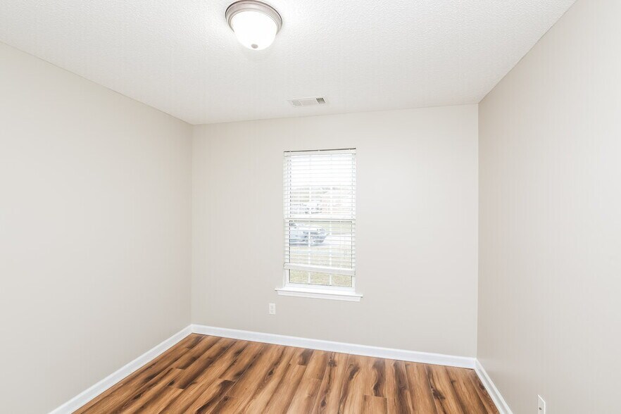 Building Photo - 355 Village Dr