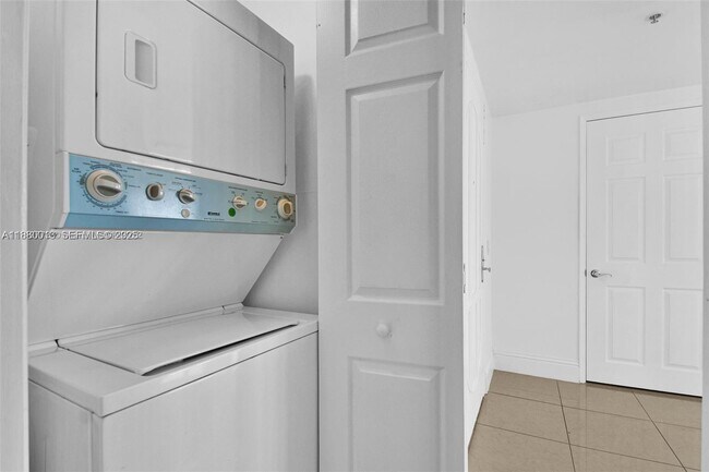 Building Photo - 3370 Hidden Bay Dr