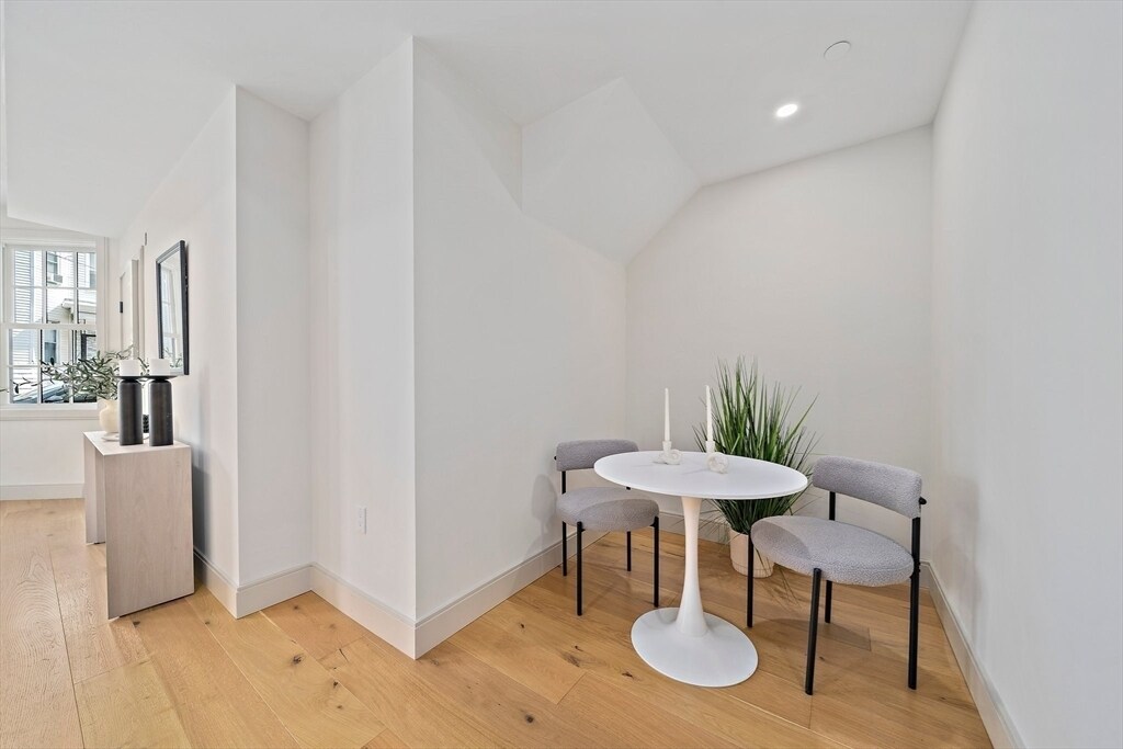 Building Photo - 5 Breed St