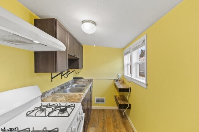 Building Photo - 190 US-46