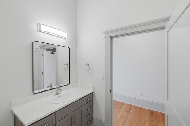 Building Photo - MOVE IN SPECIAL - NEWLY RENOVATED DOWNTOWN SALEM ONE BEDROOM