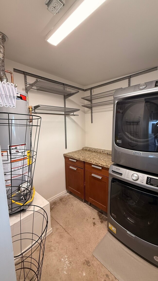 Building Photo - Mountain Views and Huge Yard