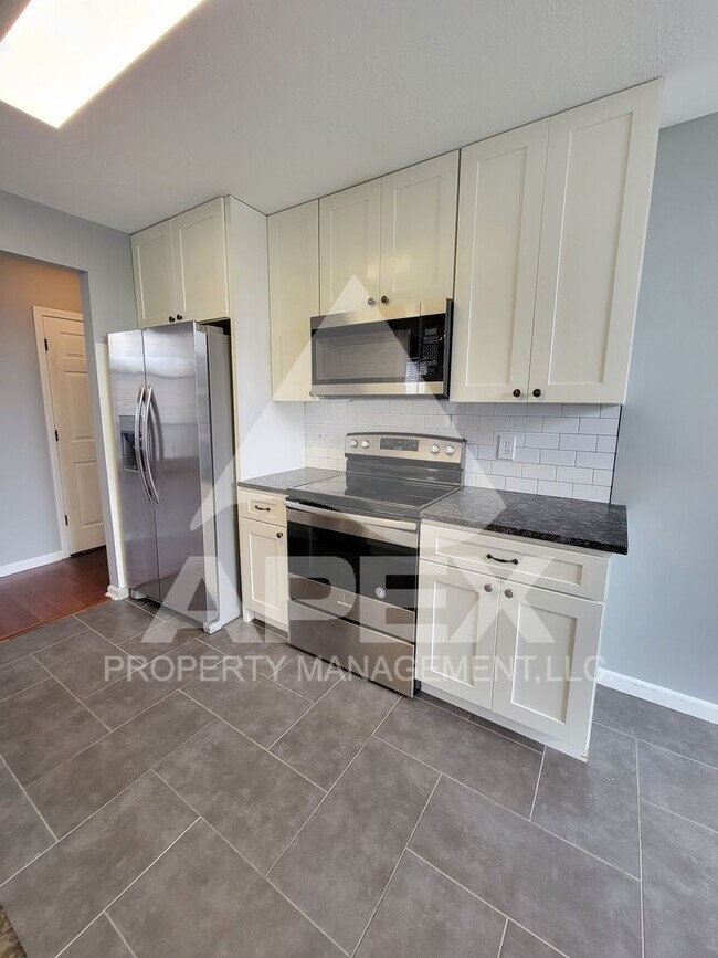Building Photo - Beautiful 3 Bd/2.5 Ba Single Family home w/Bonus Rm in West Knoxville!