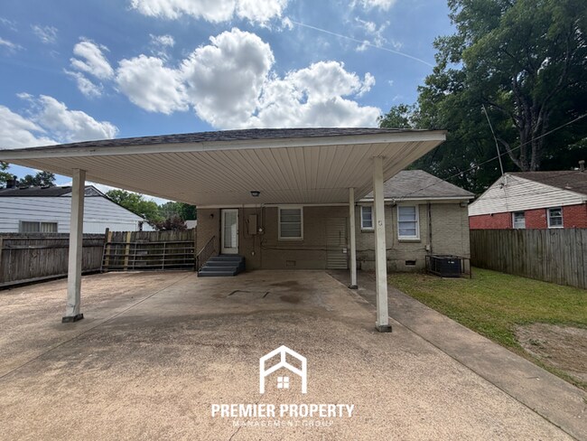 Building Photo - Charming 2BR/1BA Near Berclair | Hardwood Floors & Large Fenced Backyard