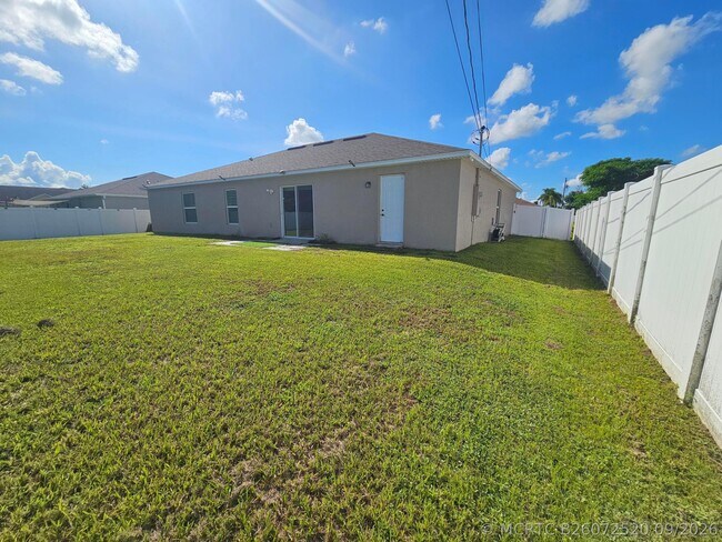 Building Photo - 1465 SW San Esteban Ave