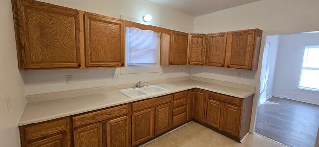 Building Photo - Remodeled 2 bedroom with Garage & small fe...