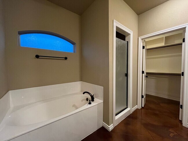 Building Photo - 3 Bedroom Single Family Home
