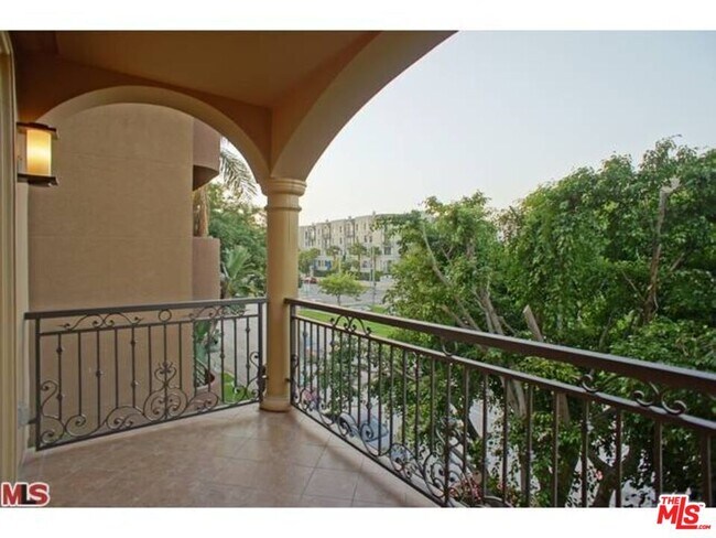 Building Photo - 8612 Burton Way