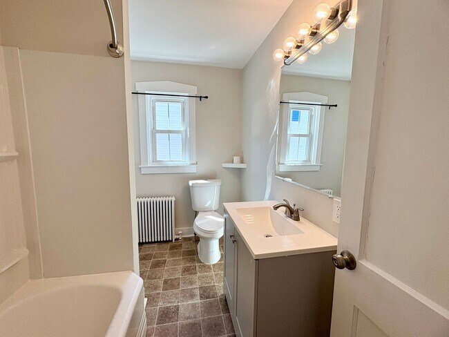 Building Photo - 3 Bedroom 1.5 Bathroom Available in Manheim!