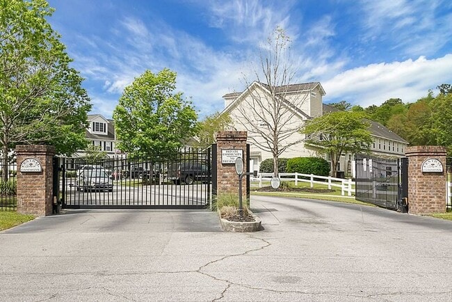 Building Photo - 215 Hemingway Cir