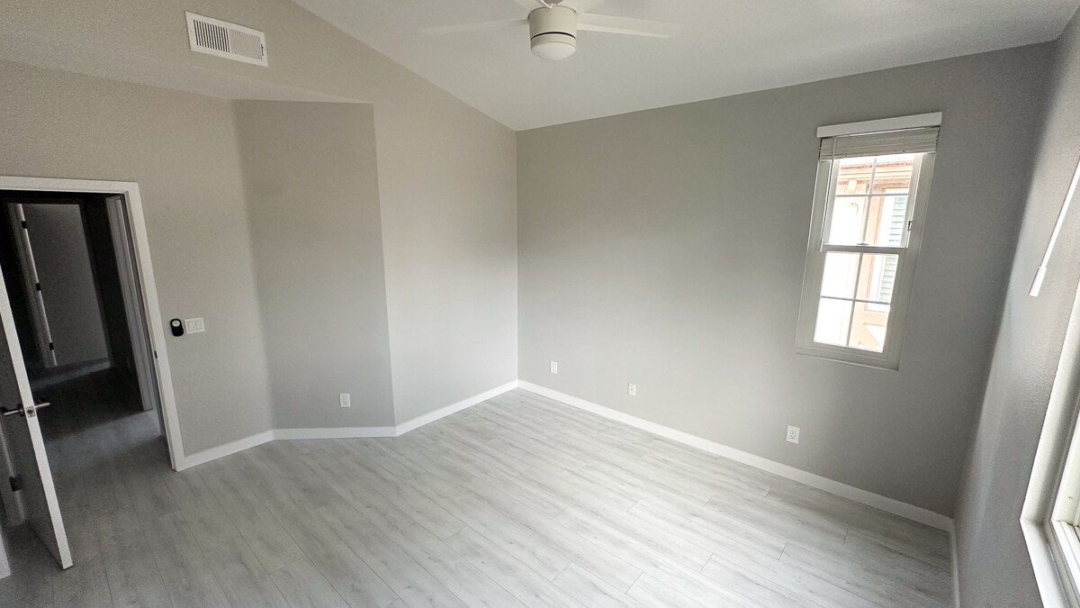 Building Photo - 608 Silver Berry Pl