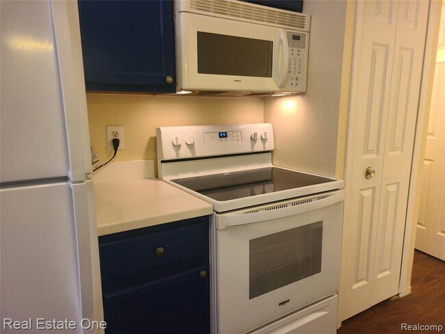 Building Photo - 38872 Country Cir