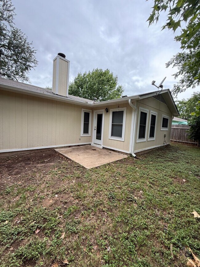 Building Photo - Cedar Park Cottage