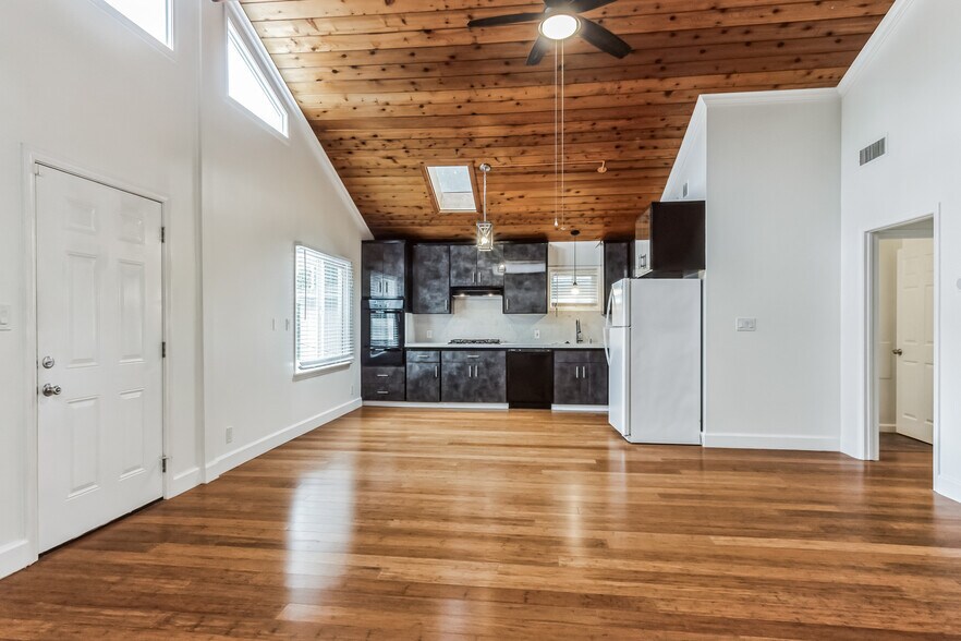 Living Room view leading to Kitche - 4708 Orion Ave