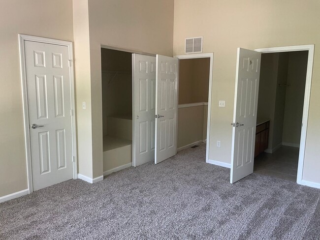 Building Photo - Beautiful 2/2.5 in Desirable Arrowood Community