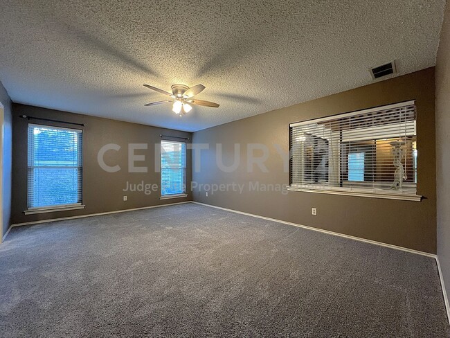 Building Photo - Spacious Single Story 3/2/2 Situated in Prime Bedford Location For Rent!