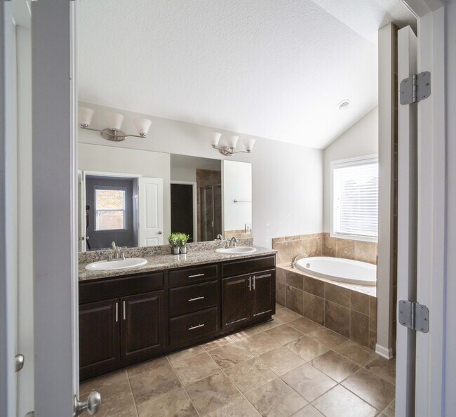 Building Photo - 7311 San Vista Dr