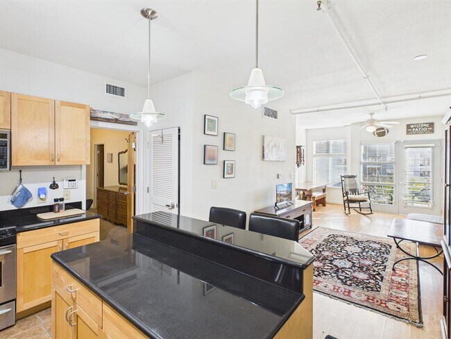 Building Photo - 711 W 26th St