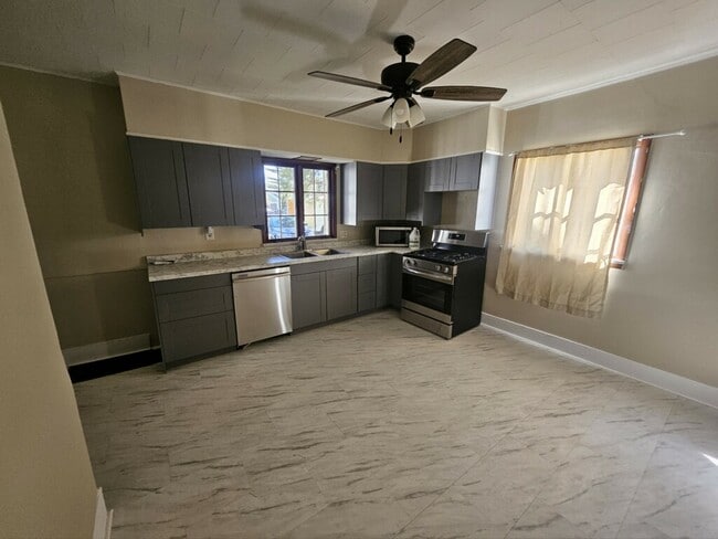 Building Photo - Warren