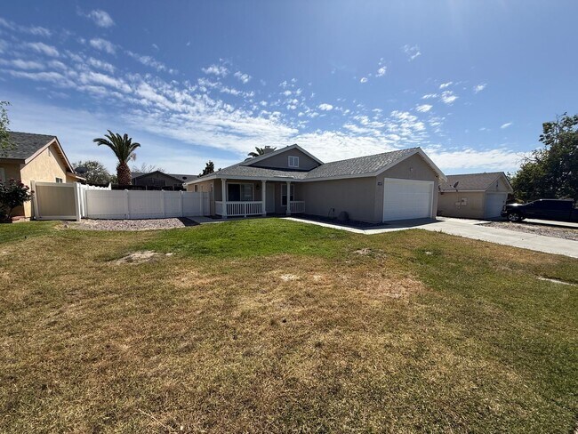 Building Photo - Remodeled Three Bedroom Two Bath in Hemet!