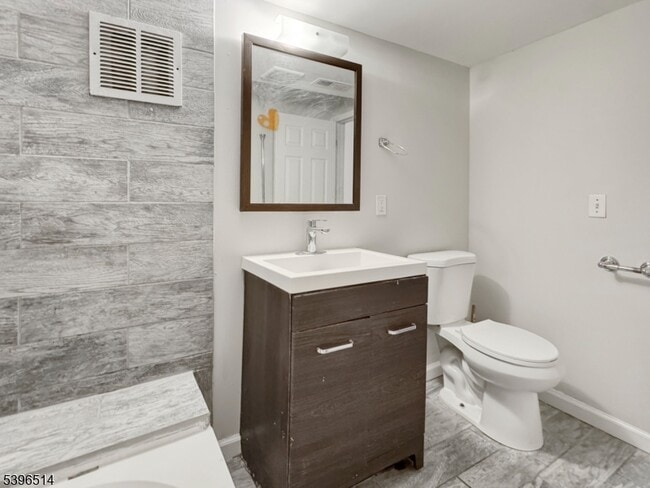 Building Photo - 511 S Main St