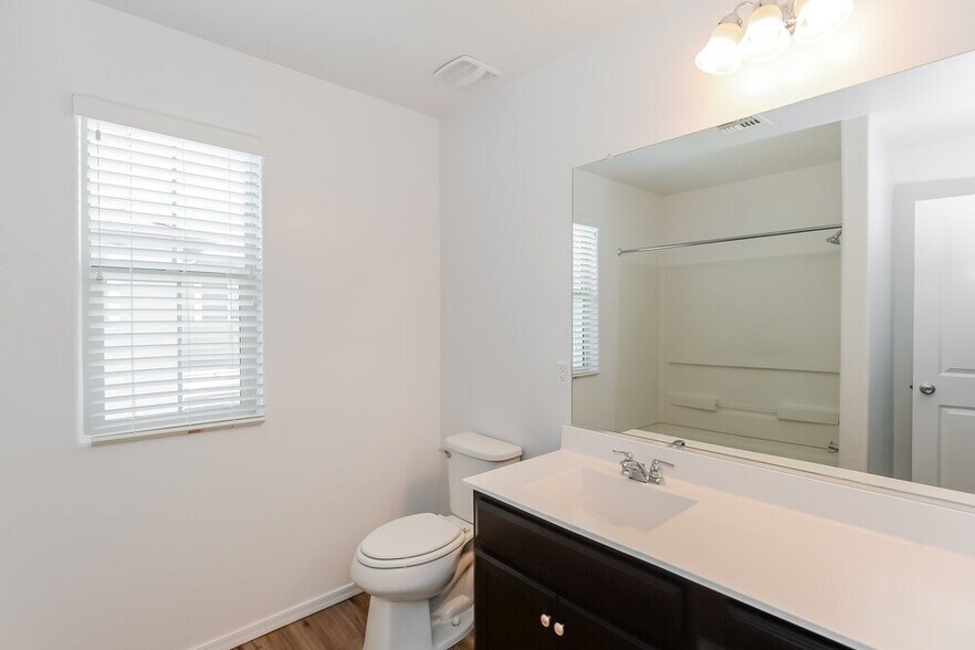 Building Photo - 825 S Swallow Ln