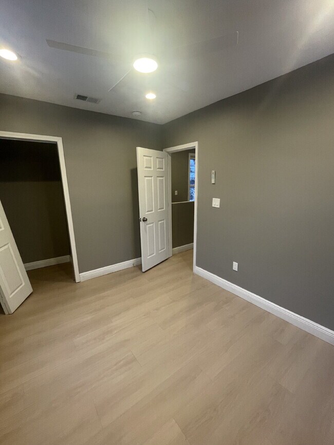 Building Photo - 3 Bedroom Fresh Renovation in Leetsdale!