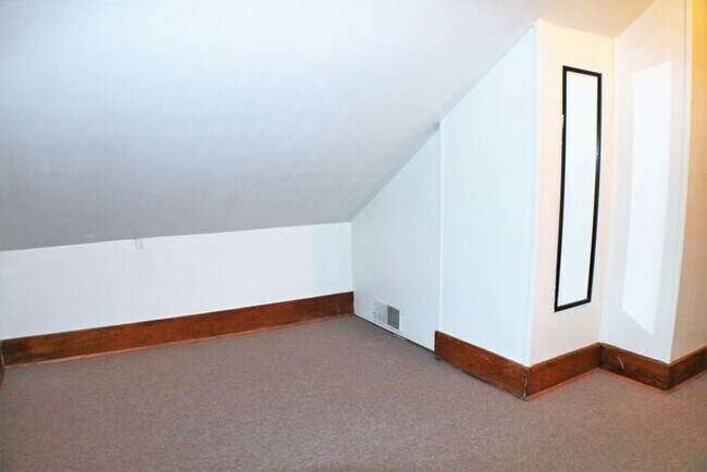 Building Photo - $1,300 | 1 Bedroom + Bonus Room, 1 Bathroom 2nd Floor Apartment | Pet Friendly* | Available for A...