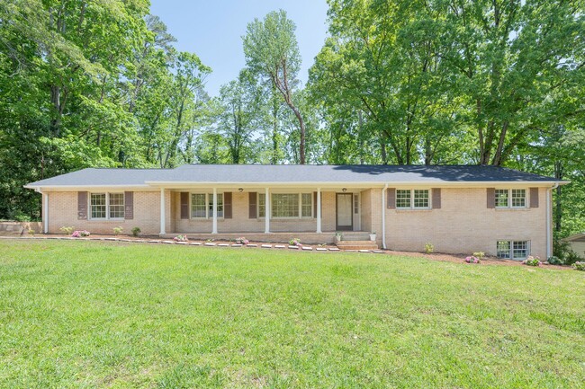 Primary Photo - SPACIOUS RETREAT WITH DOWNTOWN CONVENIENCE