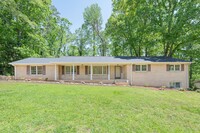Building Photo - SPACIOUS RETREAT WITH DOWNTOWN CONVENIENCE