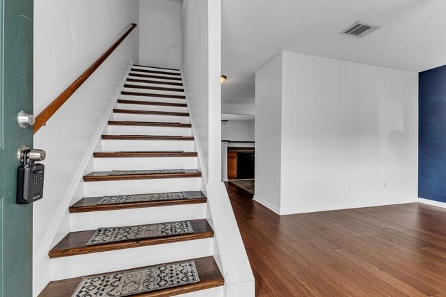 Building Photo - Townhome close to Brentwood and Antioch -A...
